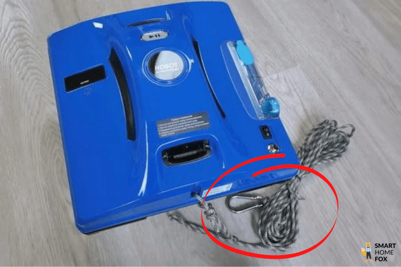 Hobot 298 со страховочным тросом с карабином крупным планом.